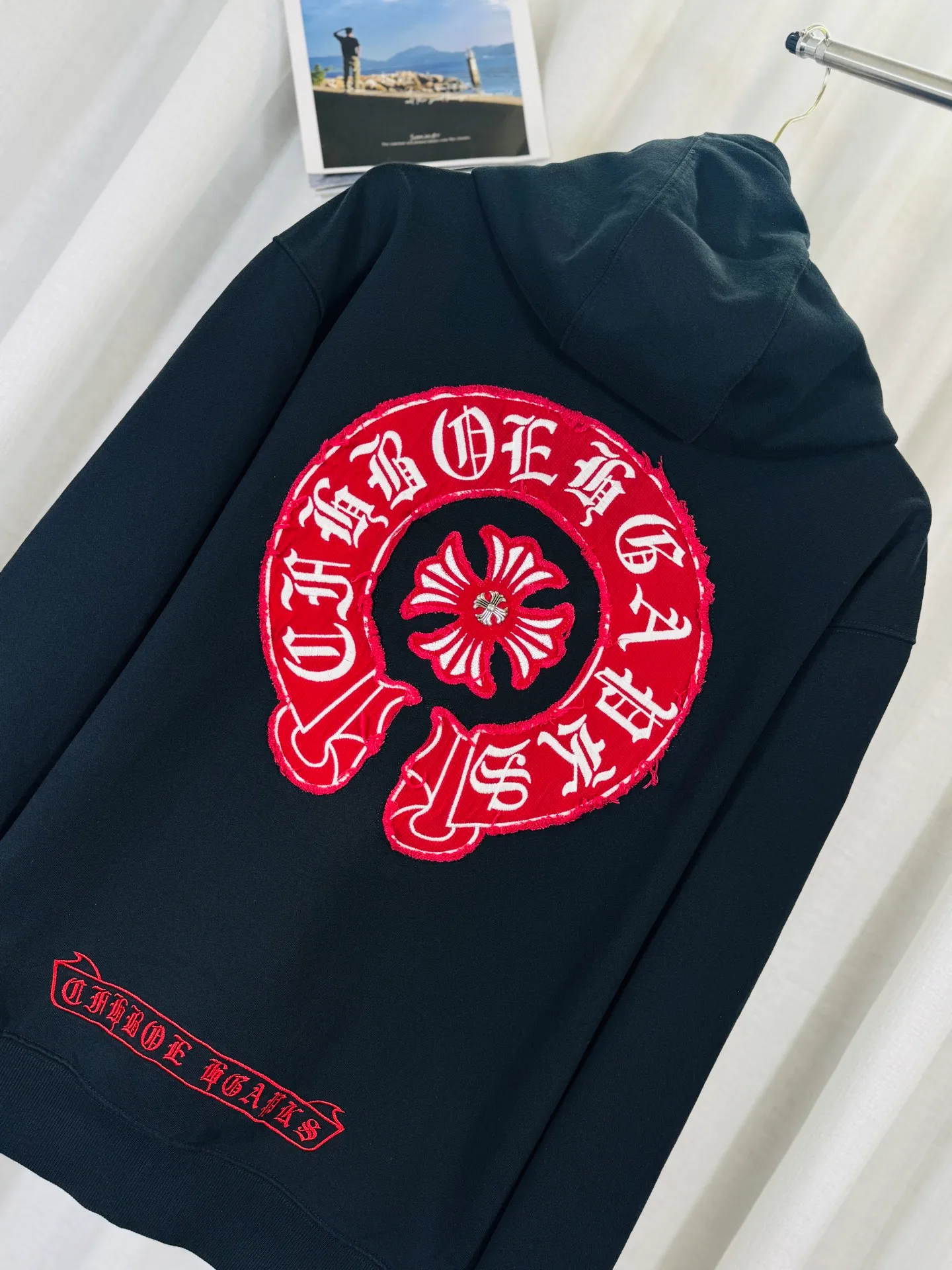 P340 top version, real shot without P, ​​different from market currency) 𝗖𝗵𝗿𝗼𝗺𝗲 𝗛𝗲𝗮𝗿𝘁𝘀/Cro Heart 2025 washed and burned flower patch embroidered autumn and winter new original single counter American patchwork 3D three-dimensional patch couple casual cardigan sweatshirt 👑The highest version! Customized fabric 480g tripe terry fabric! American acid-washed and distressed original fabric, laser burning + patch embroidery, exquisite embroidery of letters! The best-selling model in the counter, very comfortable to wear. Accessories: original molded and authenticated collar label➕100% silk wash label. Genuine purchase-grade original hangtag➕matching hanging rope➕3D hanging beads➕original packaging bag. Craftsmanship: The original version has consistent wiring! The highest version of the armhole matching technique! Color: Black Apricot Size: S M L XL Style Number: 25-318